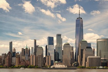 New York, Birleşik Devletler. Aşağı Manhattan silueti. New York, Manhattan 'ın ortasındaki New York şehrinin manzarası. NYC, ABD, Manhattan. New Jersey 'den New York. Manhattan şehir merkezi..