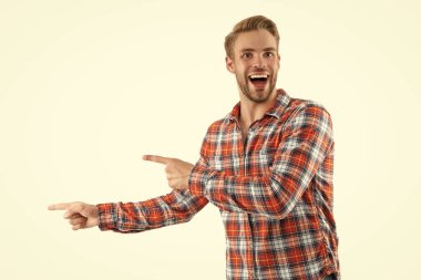 Tıraşsız adamın işaret parmağı. Dışarıdaki yakışıklı genç adam. Kareli gömlek giyen milenyum adamı. Milenyum erkeğinin gündelik tarzı. Beyaz tişörtlü, sıradan beyaz bir adam..