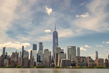 New York, Birleşik Devletler. Manhattan 'ın ortasındaki New York şehrinin silüeti. ABD, New York, New York, Manhattan. Aşağı Manhattan silueti. New Jersey 'den New York. Manhattan şehir merkezi. Amerikan finans merkezi