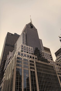 Şehir merkezinde gökdelenli. İş bölgesindeki ofis binası. Gökdelen mimarisi. Camsı yüzlü bir gökdelen. Modern cam bina. Metropolis City 'deki gökdelen. Alt görünüm.