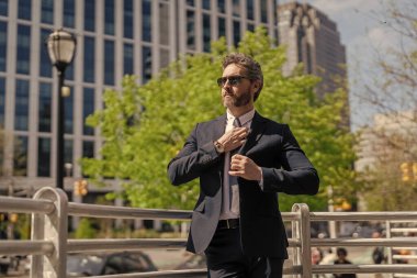 Takım elbiseli adam ofise git. Üst düzey yönetici. Şehrin kendine güveni tam patronu. İş başarısı. İş adamı dışarı çıktı. Şehir sokaklarında bir adam var. Profesyonel lider CEO. Takım elbiseli bir iş adamı. İş modeli.