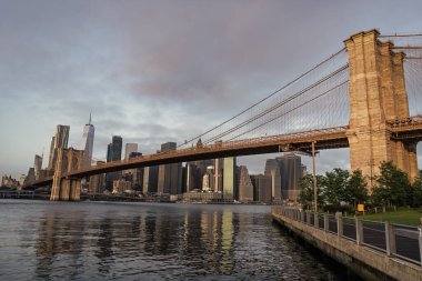 Brooklyn köprüsünden Manhattan 'a. New York 'un şehir mimarisi. New York 'un Brooklyn Köprüsü. Brooklyn dönüm noktası. Gökdelen mimarisi olan Manhattan şehir manzarası. Hudsson Nehri.
