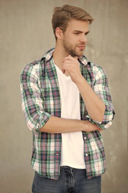 Tıraşsız adamın zarif portresi. Dışarıdaki yakışıklı genç adam. Kareli gömlek giyen milenyum adamı. Milenyum erkeğinin gündelik tarzı. Sıradan tişörtlü bir adamın portresi. Rahat kıyafetler..