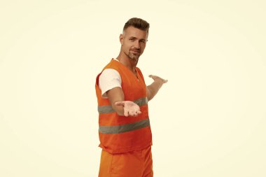 İyi iş çıkaran bir inşaat işçisi. İşçi beyazı izole etti. Mesleki meslek. İnşaat mühendisi. İnşaatçı. İşçi bayramı. İnşaat mühendisi. Denetmen ya da işçi..