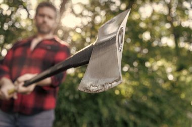 Acımasız oduncu. Oduncu tarzı. Balta bıçaklı bir oduncu. Balta adamın elinde odun kesiyor. Odun kesiyorum. Keskin bıçak. Vahşilik ve erkeklik. Seçici odaklı baltalı oduncu.