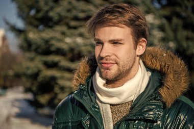 Kışın açık havada giyinen adam, afiş. Kışlık giysili şık bir adam. Tatillerde kışlık giysili adam. Kışlık ceketli adam..