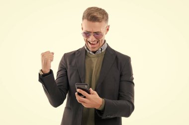 İş mesajlaşması. Modern mobil iş iletişimi. İş adamı telefonda mesajlaşıyor. Telefonla konuşan bir adam. Telefon kullanımı. Telefondaki mesajlaşan adam beyazdan izole edilmiş. Başarılı aktarım.