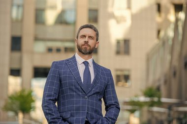 Dışarıda başarılı bir iş adamı. İş görüşmelerinden sonra şehirde başarılı bir iş adamı. İş adamının iş başarısı. Resmi takım elbiseli bir iş adamı. Takım elbiseli zengin adam. Finans Bölgesi.