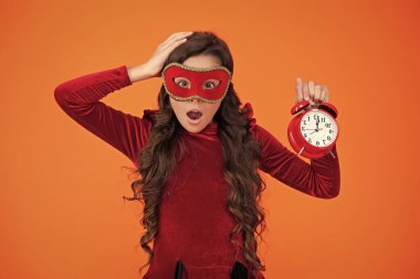 Parti sonrası eve geç gelen bir kız. Tatil eğlencesi bitti. Geri sayım. Geç kalan kız portakallı. Geç saatte. Parti geri sayımı. Parti maskeli, saati olan genç bir kız. Son parti geri sayımı.