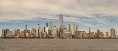 New York City 'nin ufuk çizgisi, ABD. NYC simgeleri. Günbatımında New York şehrinin gökdeleni ve gökdeleninin muhteşem manzarası. Manhattan 'ın güzel manzarası.