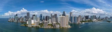 Miami 'deki Brickell Panoraması. Güneşli bir günde Miami 'nin gökyüzü manzarası. Miami Plajı ve Brickell 'in panorama manzarası. Brickell ünlü bir panorama. Miami şehir merkezi manzarası
