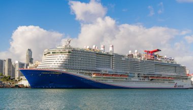 Miami, Florida, ABD - 03 Kasım 2024: Carnival Cruise şirketi. Denizlerde gemi turu. Miami limanında gemi. Karnaval yolcu gemisi seyahati. Yaz tatilinde gemi turu. Seyahat acentası.