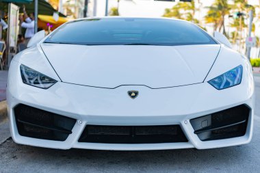 Miami, Florida, ABD - 4 Nisan 2025: araba Lamborghini Huracan açık havada park edilmiş. Beyaz araba, ön manzara. 2019 Lamborghini Huracan süper araba spor arabası. Lüks spor araba Lamborghini Huracan.