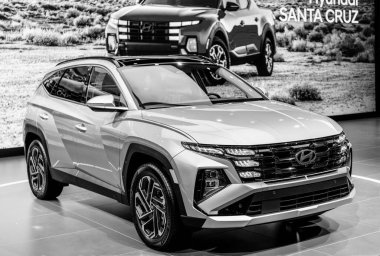 New York City, ABD - 27 Mart 2024: 2025 Hyundai Tucson modern araba New York Uluslararası Otomobil Fuarı, köşe manzara.
