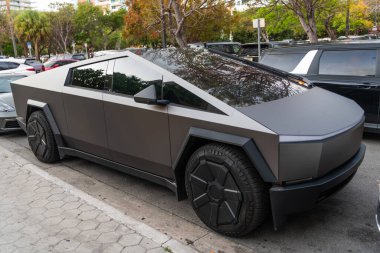 Miami, Florida, ABD - 06 Nisan 2025: Tesla Cybertruck otomobili açık hava parkı. Matte elektrikli araba, yan görüş. 2024 Tesla Cybertruck elektrikli kamyonet vagonu. Elektrikli kamyonet vagonu Tesla Cybertruck.