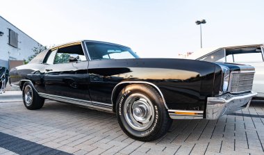 Park Ridge, Illinois, ABD - 18 Ağustos 2024: Chevy Monte Carlo. Otomobil fuarında park edilmiş siyah bir araba, köşe manzaralı. Chevrolet Monte Carlo arabası. Chevrolet Monte Carlo 'nun siyah arabası.