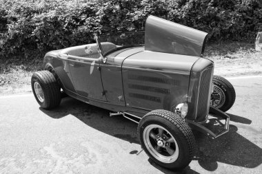 Seattle, WA, ABD -3 Temmuz 2024: 1932 Ford Roadster turuncu rengi park halinde..