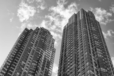 Şehir mimarisi. Modern cam binaların mimarisi. Perspektif şehir gökdeleni. Modern gökdelen binası. Metropolis 'teki cam bina. Gökdelen perspektif görüntüsü. Düşük açı görünümü.