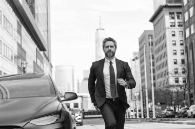 Başarılı iş adamı aceleyle araba satıcısına koşuyor..