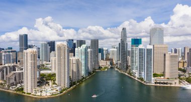 Brickell gökdelenlerinin hava görüntüsü. Miami şehir merkezinin modern manzarası. Kıyı şeridinin üstündeki Panoramik Miamis silueti. Miami 'deki Brickell Key hava görüntüsü. Miami 'nin manzarası. Miami Plajı ve Brickell