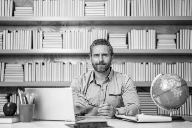 Bilgi ve eğitim. Okulda öğretmenim. Öğretmen okula eğitim veriyor. Okul dersinde bilgi. Sınıfta öğretmen. Öğretmenler günü. Bilgi günü. Okul eğitimi. Bilgi başarının anahtarıdır..