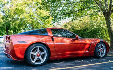 Park Ridge, Illinois, ABD - 29 Ağustos 2024: 2005 Chevrolet Corvette C6 Chevy arabası. Chevrolet Corvette C6 tipi lüks bir araba. Chevrolet Corvette 'in arabası dışarıda park edilmiş. Chevrolet Corvette, yan görüş..