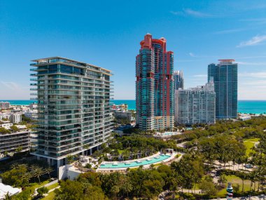 Mavi gökyüzünde Miami Plajı. Skyline hava görüntüsü. Miami şehri. Tropik Miami manzarası. Miami bölgesi gökyüzü manzarası
