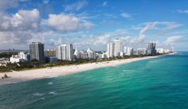 Lüks gökdelenleri ve okyanusları olan Miami şehri. Miami 'nin ünlü siluetinin panoramik manzarası. Yukarıdan Miami Sahili. En tepeden Miami silueti