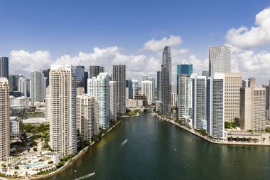 Brickell gökdelenlerinin hava görüntüsü. Miami şehir merkezinin modern manzarası. Kıyı şeridinin üstündeki Panoramik Miamis silueti. Miami 'deki Brickell Key hava görüntüsü. Miami 'nin manzarası. Miami Plajı ve Brickell