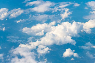 Gökyüzü bulutları. Mavi gökyüzünde hava bulutları. Bulutlu mavi gökyüzü arkaplanı. Gökyüzü Bulutları Duvar Kağıdı