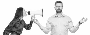 Hoparlörde çalışan bir kadına bağıran iş kadını beyazdan izole edilmiş. Patronun terfi konusunda ortağıyla anlaşmazlığı var. Anlaşmazlığı çözmek. Rekabet konsepti. İş çatışması. öfke yönetimi.