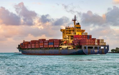 Miami, Florida, ABD - 16 Aralık 2024: kargo Chloe D Monrovia gemisi, hava manzaralı. Kargo gemisinde nakliye konteynırı. Kargo gemisi. Günbatımında Miami Limanı. Konteyner gemisi.