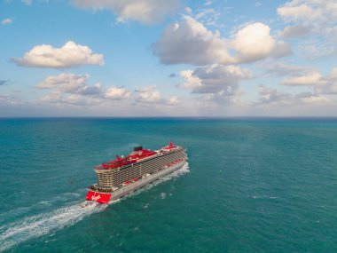 Miami, Florida, ABD - 28 Mart 2025 Valiant Lady Cruise Gemisi Yolculuğu. Yaz tatili için gemi turu. Bakire Yolculukları ve Bain Capital. Gemi turu. Seyahat acentası turu. Okyanus yolculuğu.