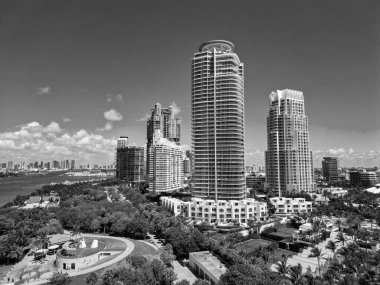 Yaz tatili. Güney sahili havacılık şehri. Şehir manzarası. Miami plajı gökdelen manzarası. Marina, Miami Beach, Florida USA 'de. Biscayne Körfezi. Lüks şehir manzaralı Miami Marina şehir merkezi. Lüks otel..