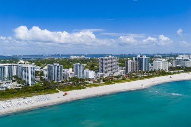 Miami sahil şeridinin hava manzarası. Miami Beach 'te gökdelenler ve gökdelenler. Yaz Miamis titreşimleri. Miami Sahili 'nin panoramik manzarası. Miami 'nin ünlü simgeleri
