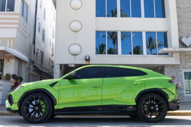 Miami, Florida, ABD - 4 Nisan 2025: lüks spor araba Lamborghini Urus. Lamborghini Urus dışarıda park etmiş. Yeşil spor araba, yan görüş. 2021 Lamborghini Urus spor arazi aracı.