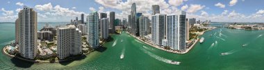 Miami Brickell gökdeleninin panoraması. Brickell Miami 'nin Panorama şehri. Florida sahil şeridinin insansız hava aracı görüntüsü. Gökdelenli Miami gökdelenleri