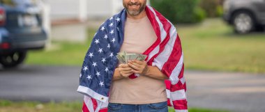 Amerikan bayrağı ve dolar parası olan adam. Enflasyon konsepti. Amerikan vergi politikası. Kesik gözlü adam ve Amerikan bayrağı. Amerika 'da vergi ödemek. Katma değer vergisi. Vergi sistemi. Paralı vatansever adam..