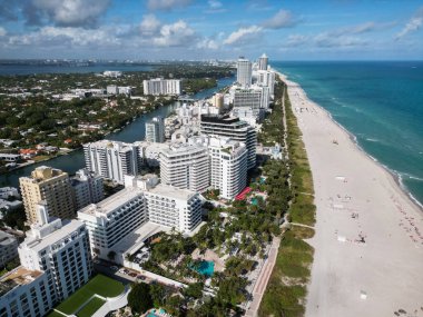 Lüks gökdelenleri ve okyanusları olan Miami şehri. Miami sahil şeridine panoramik drone görüntüsü. Yukarıdan Miami Sahili. En tepeden Miami silueti