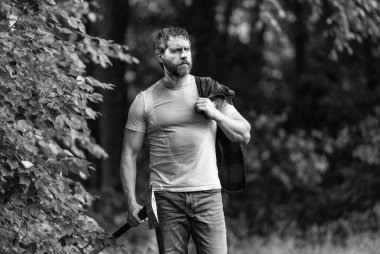 Oduncu çok çalıştıktan sonra terliyor. Acımasız oduncu. Vahşilik ve erkeklik. Baltalı oduncu terliyor. Oduncu baltası. Ağaç kesen baltalı adam. Çalışkan, acımasız adam..