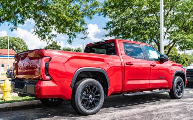 Park Ridge, Illinois, ABD - 16 Ağustos 2024: Toyota Tundra 2024 kamyonet. Toyota Tundra 'nın lüks kamyonet vagonu. Toyota Tundra 'nın arabası dışarıda park edilmiş. Toyota Tundra, köşe manzarası.