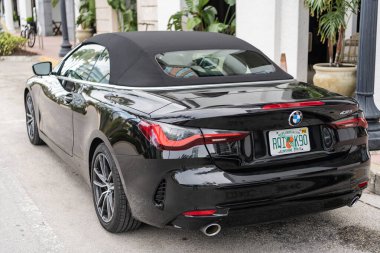 Miami, Florida, ABD - 2 Nisan 2025: BMW 4 serisi 2022 üstü açılabilir coupe araba. Üstü açık lüks BMW 4. Üstü açık BMW 4 arabası dışarıda park edilmiş. Siyah üstü açık araba, köşe manzaralı..