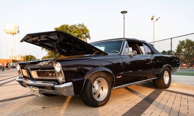 Park Ridge, Illinois, ABD - 22 Ağustos 2024: Pontiac Gündönümü 'nün Retro arabası. Pontiac Gündönümü açık havada. Otomobil fuarında park edilmiş klasik bir araba, köşe manzaralı. Pontiac GTO 1965 model araba..