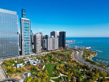 Gökdelen ve manzara. Chicago şehir manzarası. Şehir merkezi. Chicago şehir merkezi parkı ve ufuk çizgisi. Autumn City Park manzarası. Sonbahar şehri parkı olan şehir manzarası. Chicago şehir manzarası gökyüzü mimarisi.