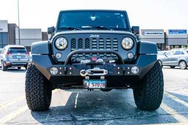 Park Ridge, Illinois, ABD - 29 Ağustos 2024: Jeep Wrangler 2015 SUV arabası. Jeep Wrangler SUV tipi lüks bir araba. Jeep Wrangler 'ın arabası dışarıda park yerinde. Jeep Wrangler, ön manzara..