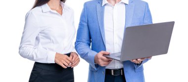 Patron ve çalışanı dizüstü bilgisayar kullanıyor. Beyazlar üzerinde izole iş adamları. Uzaktan kumanda devrede. Meşgul iş arkadaşları. Çevik iş. Uzaktan kumandalı. mesleki meslek.