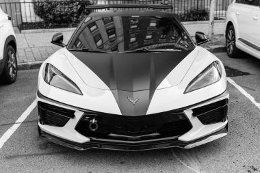 New York City, ABD - 20 Mayıs 2024: 2022 Chevrolet Corvette spor arabası. Chevy spor arabası, siyah ve sarı. Chevrolet Corvette 'in spor arabası dışarıda park edilmiş. Chevrolet Corvette, ön manzara..