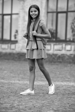 1 Eylül. Ders çalışma zamanı. Bilgi ve eğitim. Okul eğitimi. Öğrenci hayatı. Genç kız okula geri döndü. Bilgi toplama günü. Üniversitede eğitim. Dışarıdaki kız öğrenci. Tam uzunluk.