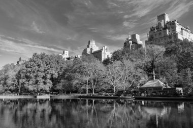 New York City, ABD - 20 Kasım 2023: New York sonbahar baharı. Central Park 'ın sonbahar manzarası. Sonbahar sezonu. Güzel şehir manzarası ve doğa. Eylül havası.