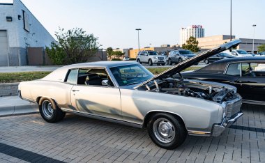 Park Ridge, Illinois, ABD - 18 Ağustos 2024: Chevy Monte Carlo. Otomobil fuarında park etmiş gümüş renkli bir araba. Chevrolet Monte Carlo arabası. Chevrolet Monte Carlo 'nun gümüş arabası.